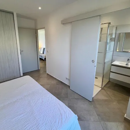 Charming 1 Bedroom - Terrace With Garden View & Pool Access *