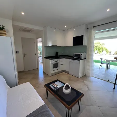 Charming 1 Bedroom - Terrace With Garden View & Pool Access * モンティセロ