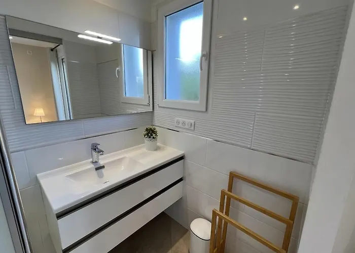 Charming 1 Bedroom - Terrace With Garden View & Pool Access アパート