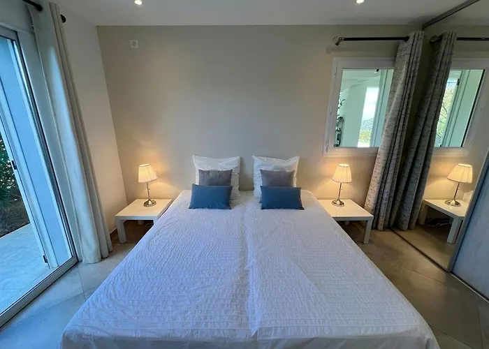 Charming 1 Bedroom - Terrace With Garden View & Pool Access