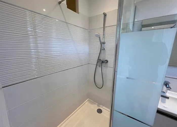 Charming 1 Bedroom - Terrace With Garden View & Pool Access アパート モンティセロ