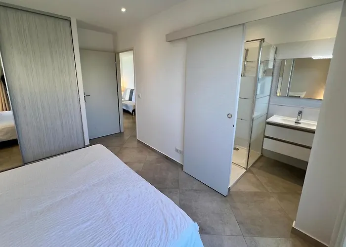 Charming 1 Bedroom - Terrace With Garden View & Pool Access *