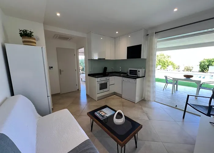 Charming 1 Bedroom - Terrace With Garden View & Pool Access * モンティセロ