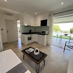 Charming 1 Bedroom - Terrace With Garden View & Pool Access Apartman Monticello