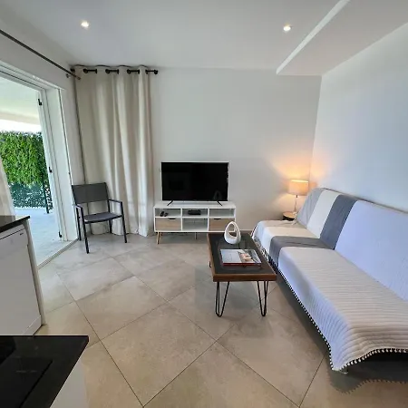 Charming 1 Bedroom - Terrace With Garden View & Pool Access Lägenhet Monticello