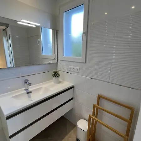 Charming 1 Bedroom - Terrace With Garden View & Pool Access Lejlighed