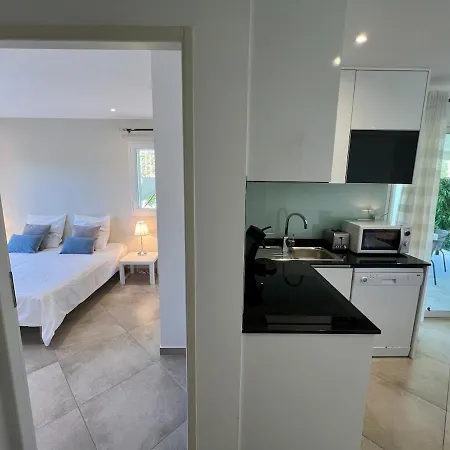 Apartment Charming 1 Bedroom - Terrace With Garden View & Pool Access