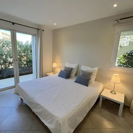 Charming 1 Bedroom - Terrace With Garden View & Pool Access Apartment *