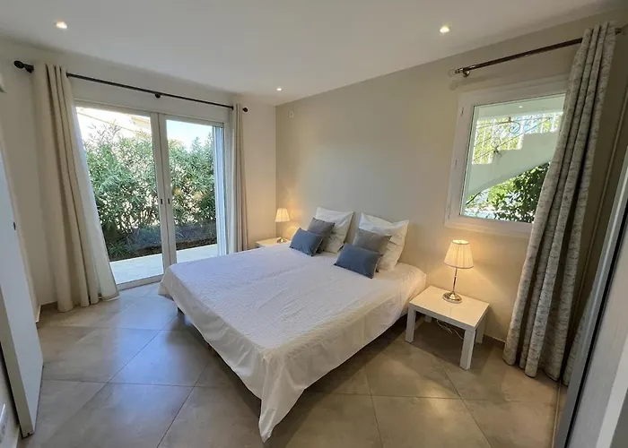 Lejlighed Charming 1 Bedroom - Terrace With Garden View & Pool Access *