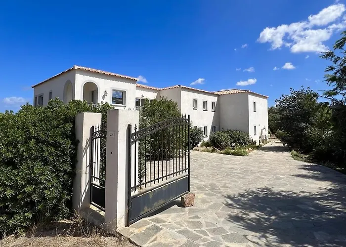 Charming 1 Bedroom - Terrace With Garden View & Pool Access *