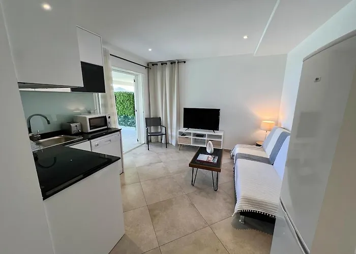 Charming 1 Bedroom - Terrace With Garden View & Pool Access Μοντιτσέλο