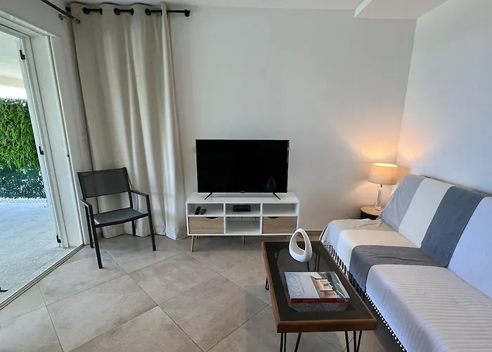 Lejlighed Charming 1 Bedroom - Terrace With Garden View & Pool Access *