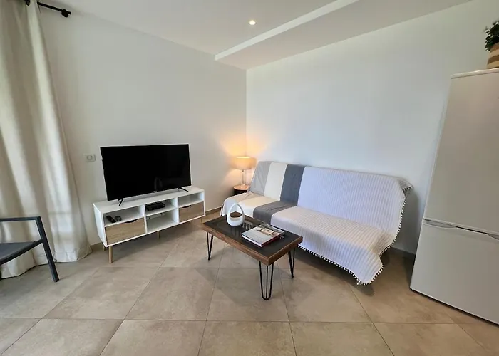 Charming 1 Bedroom - Terrace With Garden View & Pool Access Lejlighed *