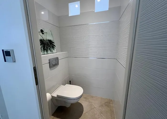 Charming 1 Bedroom - Terrace With Garden View & Pool Access *