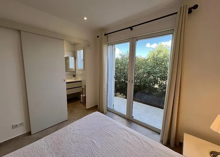 Charming 1 Bedroom - Terrace With Garden View & Pool Access *